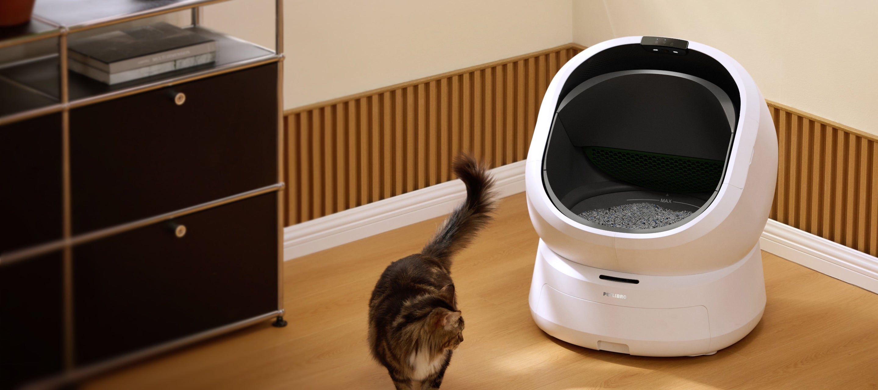 Petlibro PETLIBRO animal de compagnie: chat près du bac à litière automatique blanc; mention distributeur automatique de nourriture et fontaine à eau