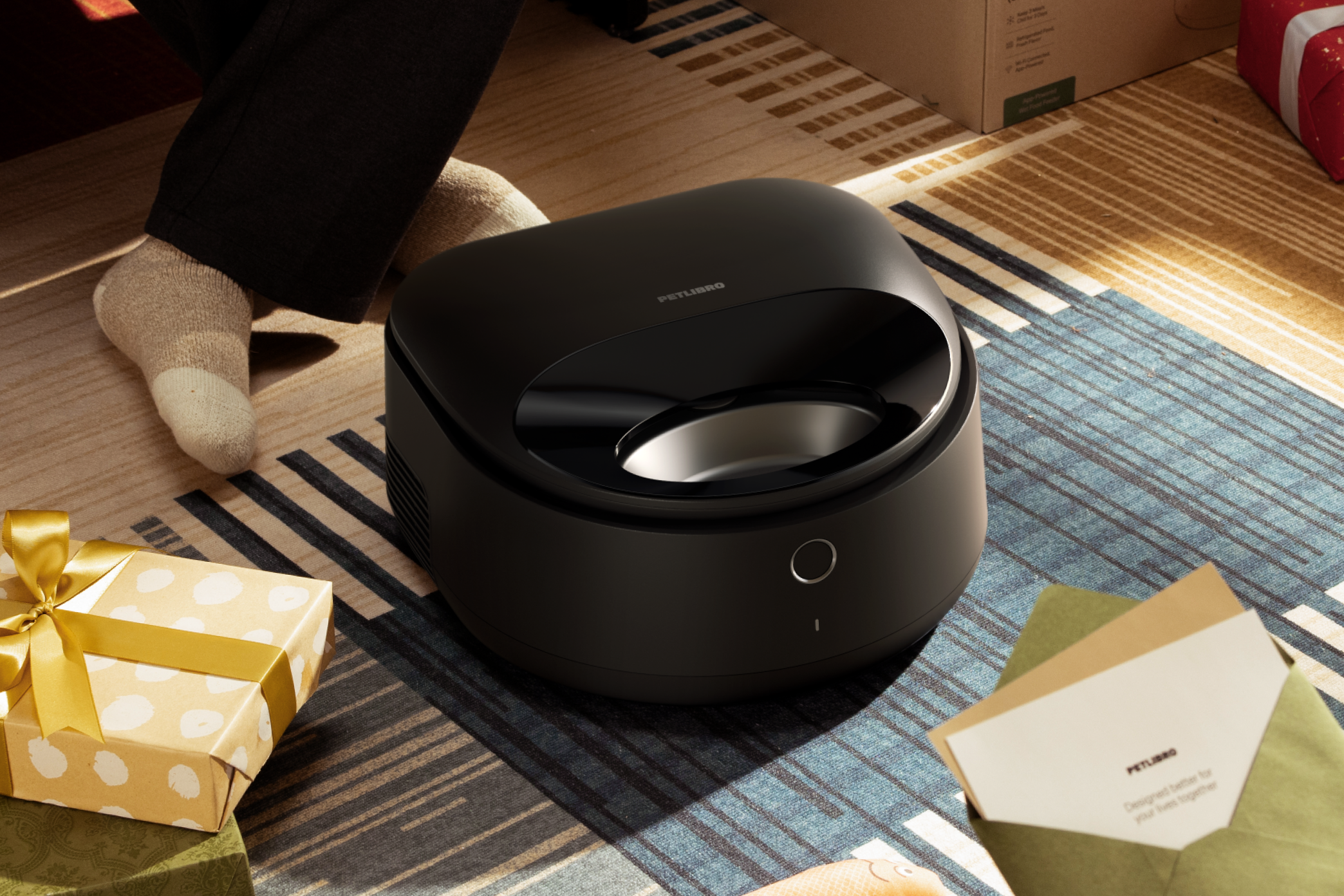 Petlibro PETLIBRO fontaine à eau noire pour animal de compagnie, près d’un chat; mention distributeur automatique de nourriture et bac à litière