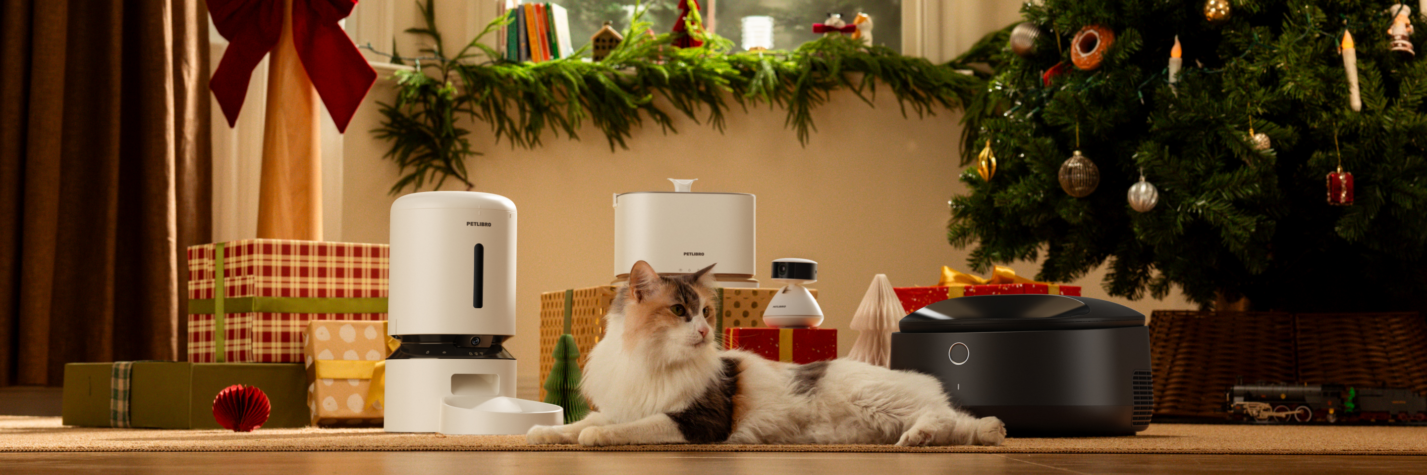 Petlibro PETLIBRO: chat animal de compagnie près d’un distributeur automatique de nourriture, fontaine à eau et bac à litière, salon Noël.