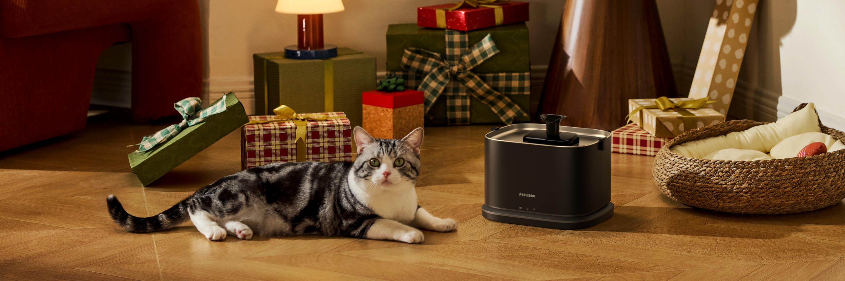 Petlibro PETLIBRO animal de compagnie chat près d’une fontaine à eau; mention distributeur automatique de nourriture et bac à litière, salon cadeaux