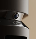 Petlibro gros plan de caméra HD intégrée sur distributeur automatique noir, avec icônes Wi‑Fi et verrouillage sur le panneau supérieur