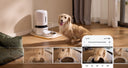 Petlibro distributeur automatique blanc avec caméra, chien beige près du bol, contrôle via appli smartphone en salon