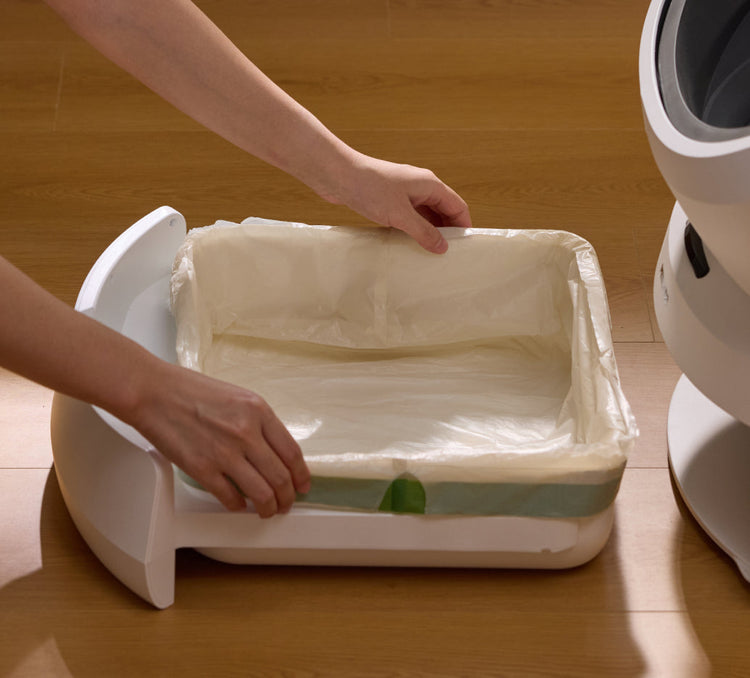 Petlibro PETLIBRO bac à litière blanc pour animal de compagnie, mains posant un sac; chat, distributeur automatique de nourriture et fontaine à eau hors champ