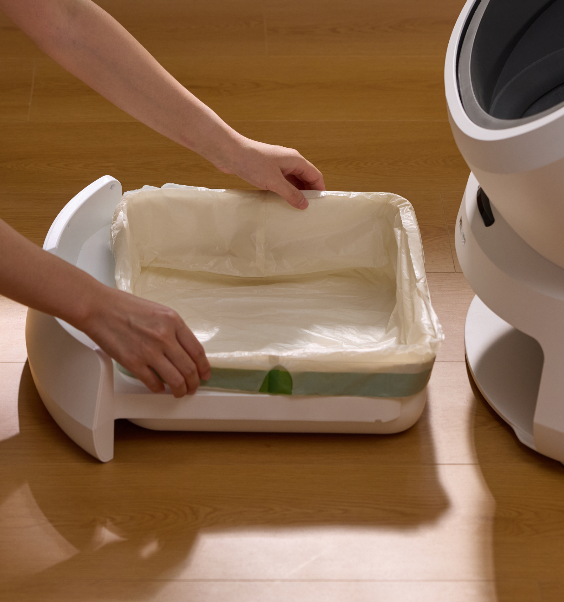 Petlibro PETLIBRO animal de compagnie: bac à litière pour chat avec sac, près d’un distributeur automatique de nourriture et fontaine à eau
